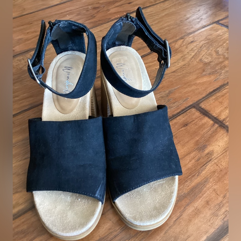 Wonderly Black Faux Suede Leather Chunky Hill Sandals size 8.5